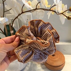 Sézane Gingham Ruffle Scrunchie in Rust and White